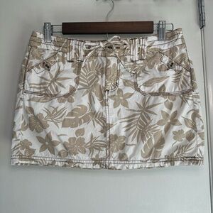 So Wear it Declare it Y2K Hawaiian Mini Cargo Skirt. Size 5.